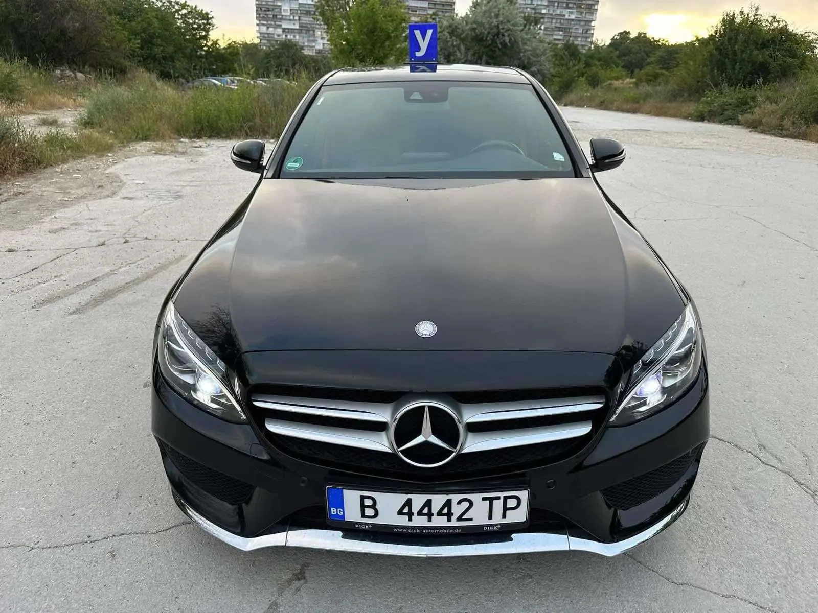 Черен учебен Mercedes с табела У, заснет отпред