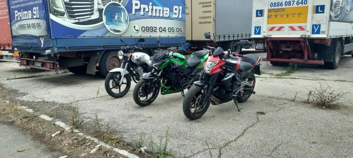 Три учебни мотоциклета от автопарка на Автошкола Колев
