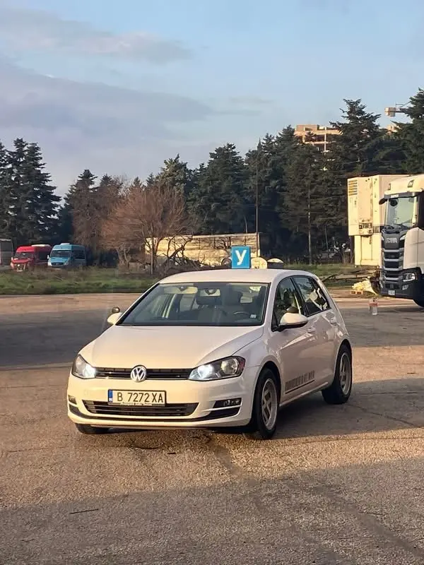 Бял учебен Volkswagen Golf с табела У на площадка във Варна