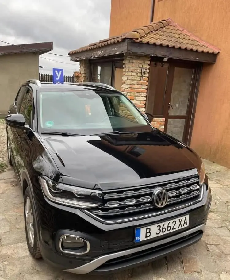 Черен учебен Volkswagen SUV, заснет отпред с табела У