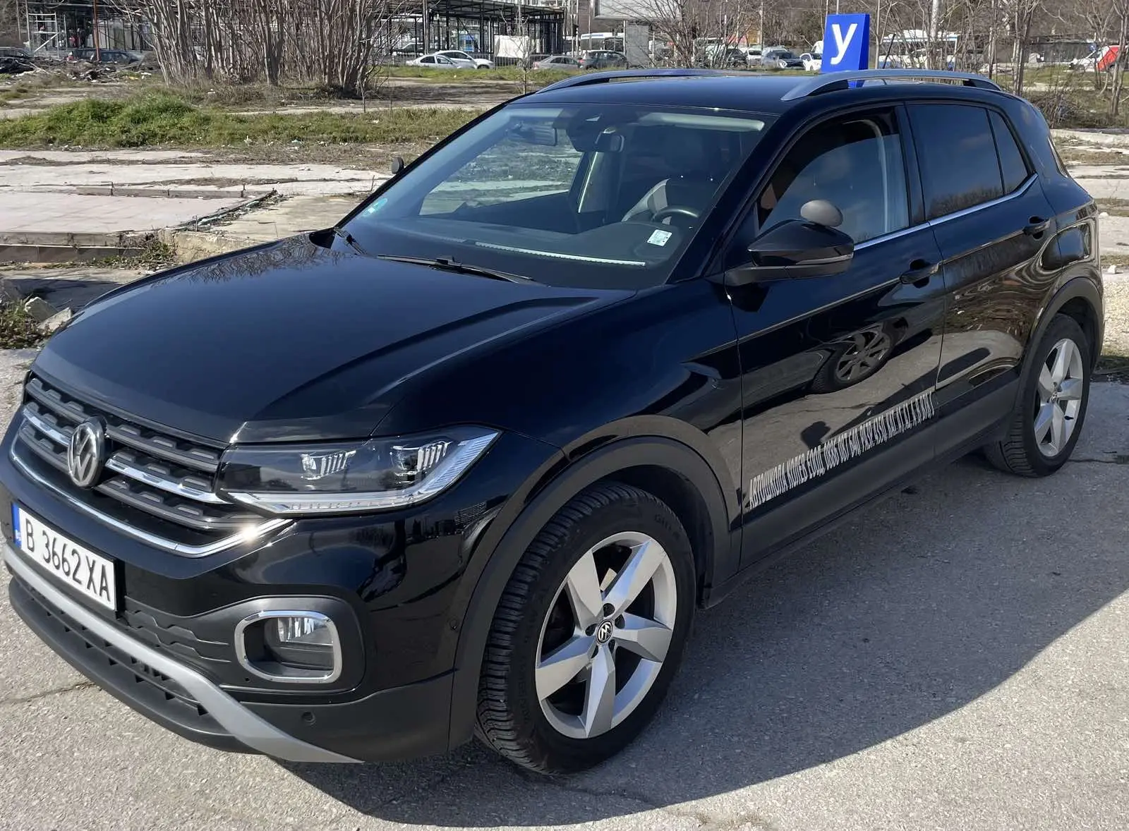 Черен учебен Volkswagen SUV с табела У на Автошкола Колев
