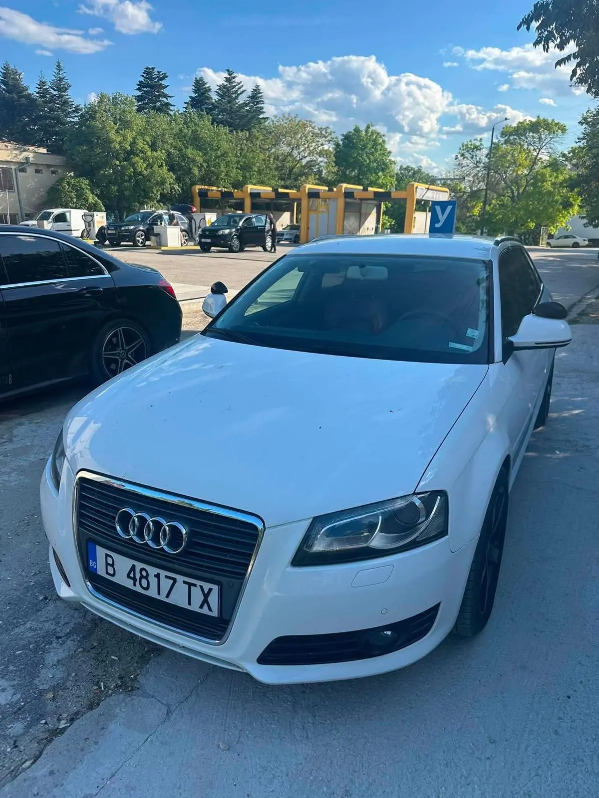 Бял учебен Audi A3 на Автошкола Колев във Варна