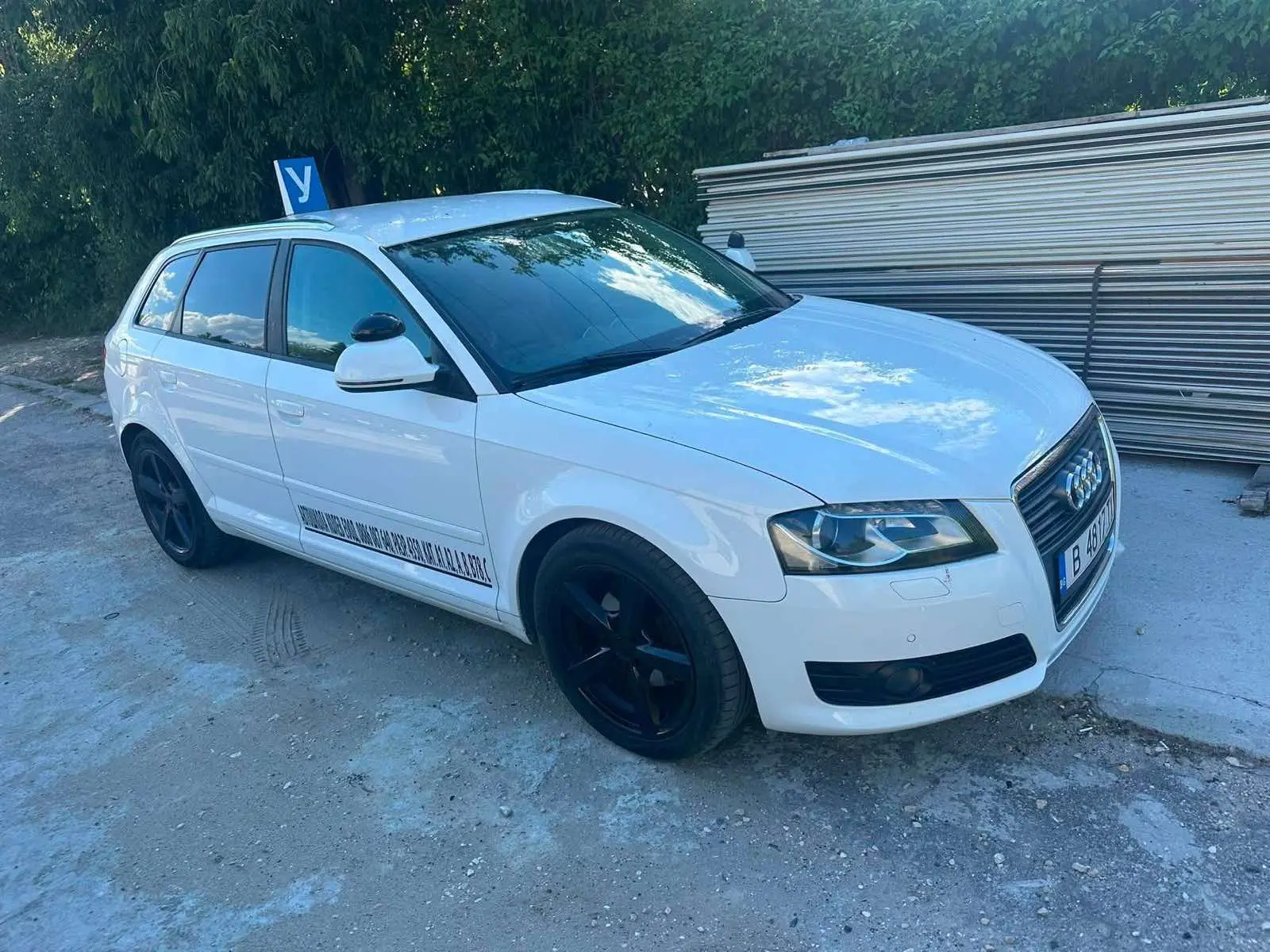 Бял учебен Audi A3 с табела У