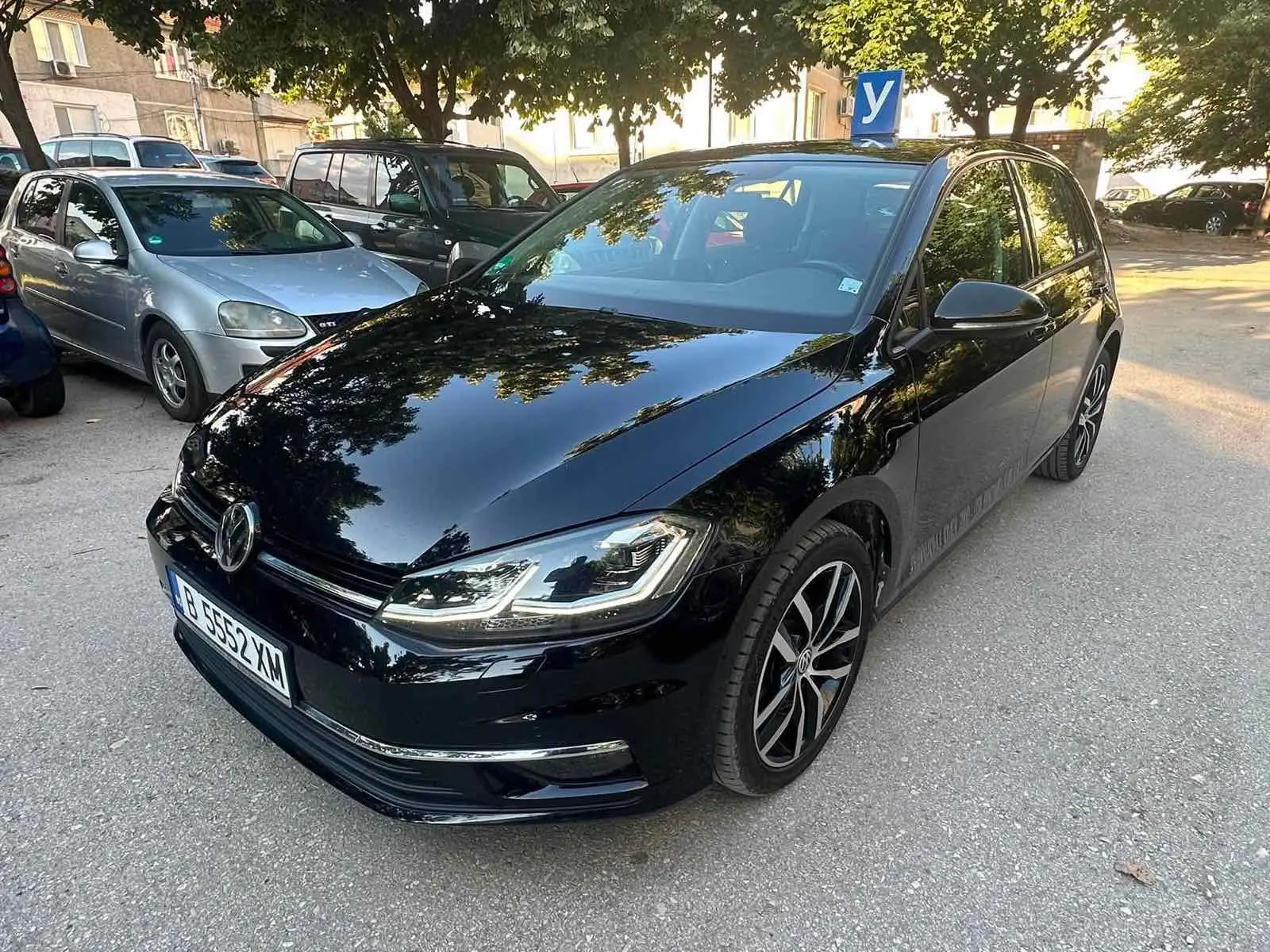 Черен учебен Volkswagen Golf с табела У
